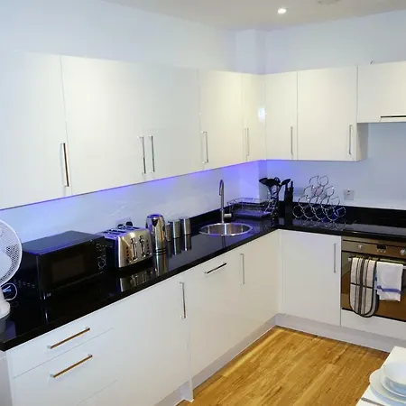 Aire Elegant Ground Floor 2 Bed 2 Bath Including Parking Leeds (West Yorkshire)