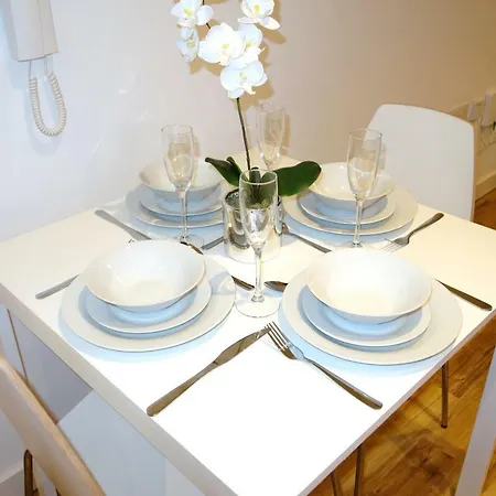 Aire Elegant Ground Floor 2 Bed 2 Bath Including Parking Apartment *