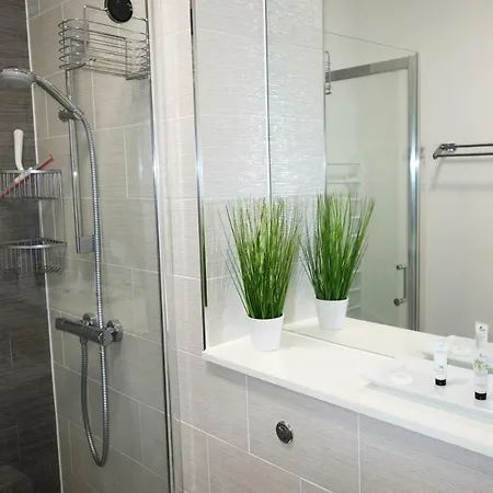Aire Elegant Ground Floor 2 Bed 2 Bath Including Parking Apartment Leeds (West Yorkshire)