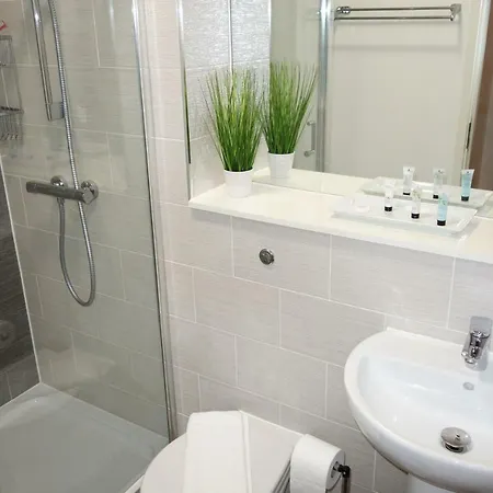 Aire Elegant Ground Floor 2 Bed 2 Bath Including Parking Apartment