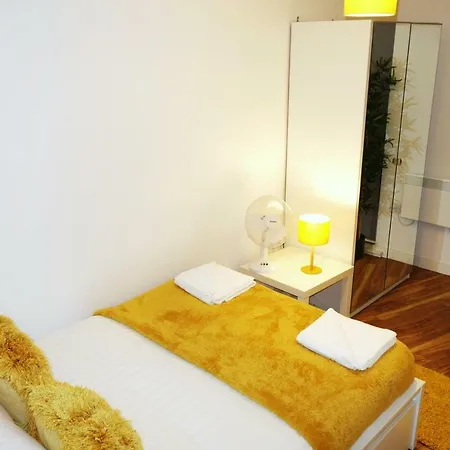 Aire Elegant Ground Floor 2 Bed 2 Bath Including Parking Leeds (West Yorkshire)