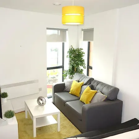 Aire Elegant Ground Floor 2 Bed 2 Bath Including Parking Apartment *