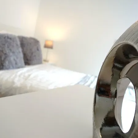 Aire Elegant Ground Floor 2 Bed 2 Bath Including Parking Apartment Leeds (West Yorkshire)